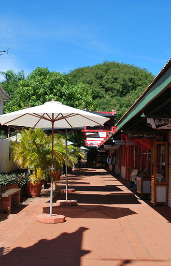 Johny Chi Lane war früher die Heimat von Bordellen und Opiumhöhlen. Heute gibts Einkaufsgeschäfte aller Art und ein schattiges Café