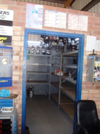 Die neuen Regale für das Ersatzteillager sind montiert und bereit, befüllt zu werden