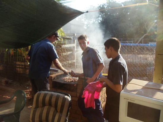 Dann war schon Feierabendstimmung. Big Wade (links) grilliert die Scampis, während die beiden Lehrlinge, Kieran und Eric hungrig auf das Essen warten