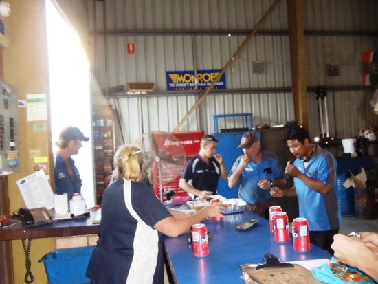 Feierabendstimmung vor dem Wochenende. Karen guckt mal wieder weg . Sam, Pete und Dan geniessen die frischen Scampis