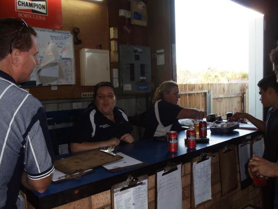 Nana Erika...Links im Bild ist Phil, der Servicemanager, welcher das Unternehmen vor zwei Wochen verlassen hat. Er weiss, wann er kommen muss um ein Bier zu erhalten