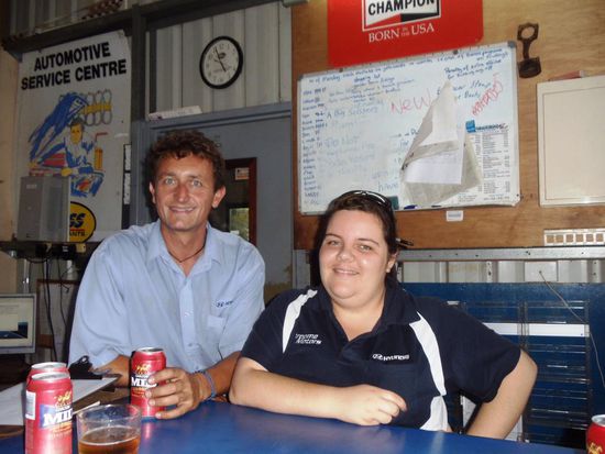 Hinter uns hängt die Fehlertafel. Jeder Fehler auf der Arbeitskarte wird mit einem Strich pro Person bestraft. Ein Strich = ein Karton Bier..