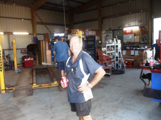 Auch Karl hat sein Freitag Bier verdient. Es war eine lange und harte Woche für ihn.