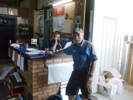 Pete hat den Service an meinem Nissan Patrol gemacht. Er ist das erste Mal in seinem Leben mit einem linksgesteuerten Auto gefahren. Er konnte es nicht verstehen, warum nicht alle die Steuerräder auf der richtigen rechten Seite haben.