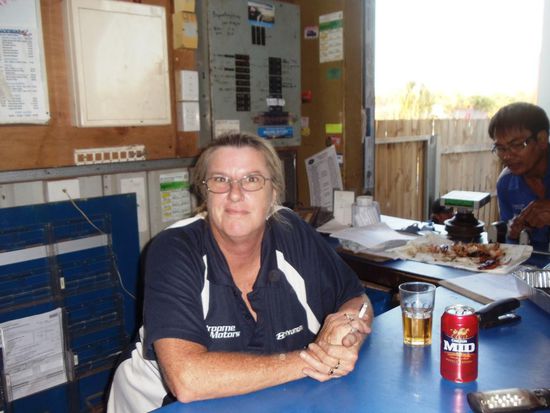 Nach ein paar Bierchen hatte ich Karen so weit, dass sie sich für ein Foto posierte