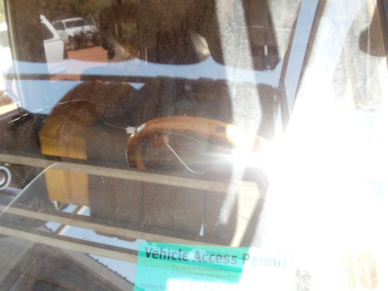 Am Samstag Morgen mussten wir die Frontscheibe ersetzen. Seit ich hier in Broome bin, hat sich der Riss um das doppelte verlängert