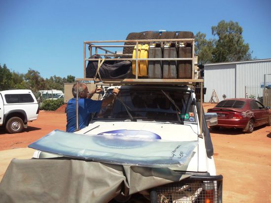 Karl zeigt mir, wie man die Frontscheibe ersetzt und ich half ihm dabei