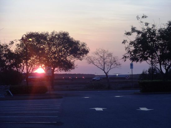 Samstab Abend beim Wäsche waschen in Chinatown. Hatte ein wenig Zeit und so fotografierte ich beim Sonnenuntergang den Flughafen mit dem startenden Flugzeug. Man muss jedoch schon genau hinschauen, wenn man das Flugzeug sehen will.