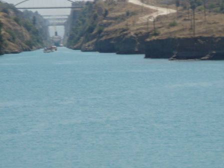 Im Hintergrund sieht man ein Schiff, welches eben den Kanal durchfährt