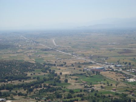 Blick eine Woche später von unserem Fahrradausflug vom Felsen runter auf die Anfahrtstrasse nach Meteora