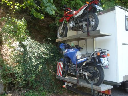 Auf diese Art hätten wir sicher unsere Motorräder mitnehmen können. Wäre sicher hier am Berg einfacher gewesen.