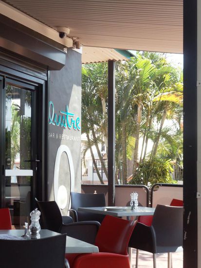 Hier in der Lustre Bar setzten wir uns in die erste Reihe für die Parade