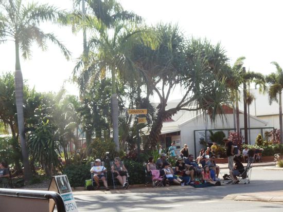 Auf dem Kreisel machten es sich die Australier mit den selbst mitgebrachten Stühlen bequem, um die Parade zu betrachten