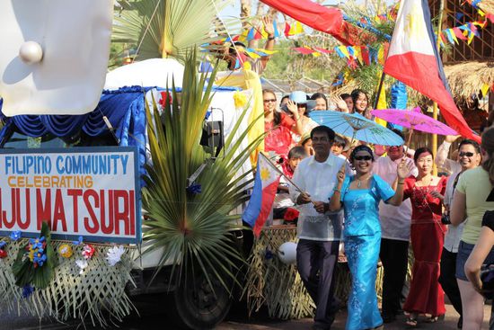 Vorne links ist Sen, welcher auch in Broome Motor's als Automechaniker arbeitet. Er gewann mit der Filipino Community den ersten Preis für das Auftreten und die Kostüme.