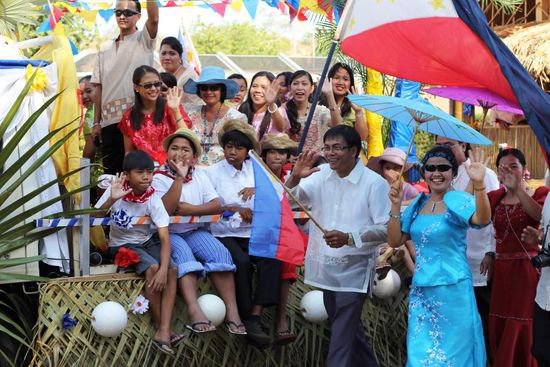 Mit den gewonnenen eintausend Dollar kaufen sie für die in Broome lebenden Philippinischen Kindern Weihnachtsgeschenke