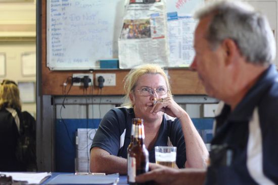 Ein paar Fotos von der Broome Motor's Crew. Karen und Karl beim Feierabendbierchen in der Werkstatt