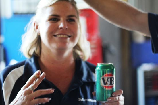 Julie beim Feierabendbier