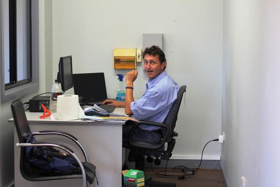 Erica überraschte mich bei der Arbeit im neuen Sales Office