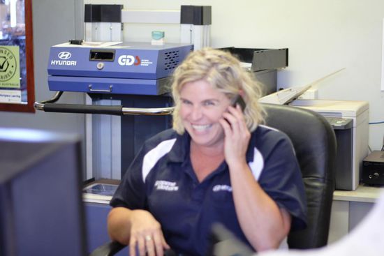 Julie bei der Arbeit. Sie ist fast den ganzen Tag am Telefon für die Bestellungen und Anfragen der benötigten Ersatzteile