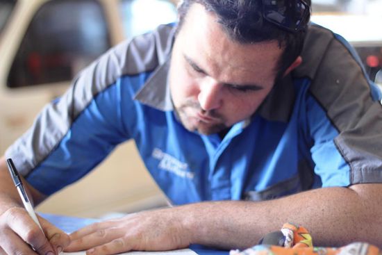 James, konzentriert und hoffentlich schreibt er auch alles auf die Arbeitskarte..Keine Angst; er ist sehr seriös und er half mir auch immer wieder, wenn ich wissen wollte, wie die Abläufe für die Mechaniker sind