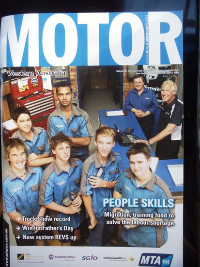 Simon mit dem Trainer und den Lehrlingen von Broome Motor's