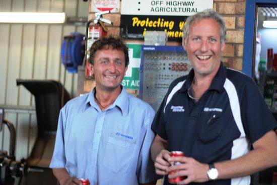 Mein letzter Arbeitstag bei Broome Motor's. Rechts ist Simon der Besitzer mit dem obligaten Feierabendbier in der Hand