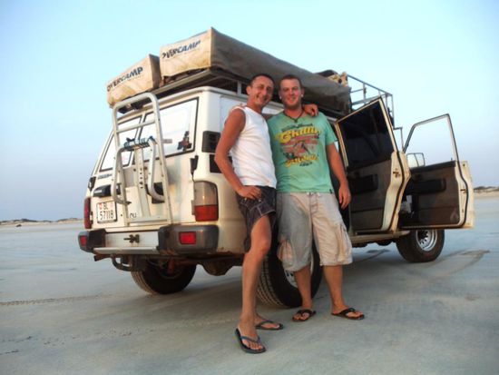 Fredy und ich mit unserem Nissan Patrol am Cable Beach. Wir sind bereit.