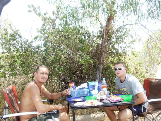 Brunchen am Cable Beach. Ja, bin sicher. Die nächsten acht, neun Wochen werden wir Spass haben und das Leben geniessen