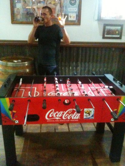 Dann haben wir am Abend doch tatsächlich noch einen Töggelichaschte gefunden. War ein wenig speziell und man sieht, dass die Australier nicht so viel von Soccer verstehen. Wer merkts??? Korrekte Antworten im Gästebuch sind willkommen. Vielleicht gibt's ja auch einen Preis zu gewinnen?