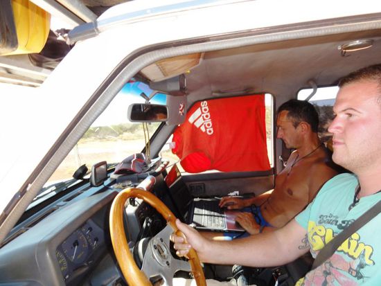 Während den stundenlangen Fahrten kann ich meine Berichte und Fotos auf dem Laptop aktualisieren