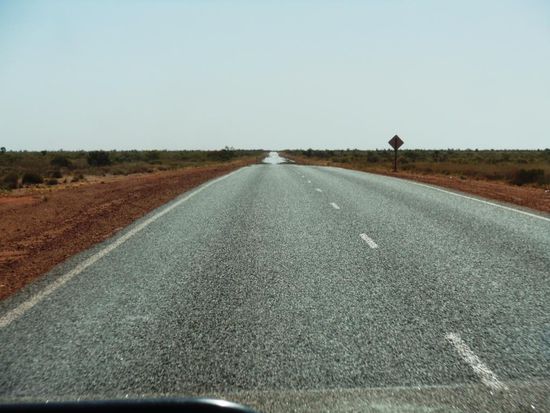 So sieht es stundenlang aus. Rechts und links Nichts ausser Steppe, Wüste und die Strasse ins Unendliche...