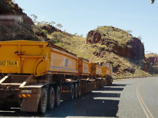 Das erste und einzige Mal, dass wir ein Fahrzeug überholen konnten. Hier ging es ein wenig bergauf und da mögen die Road Trains dann nicht mehr so..