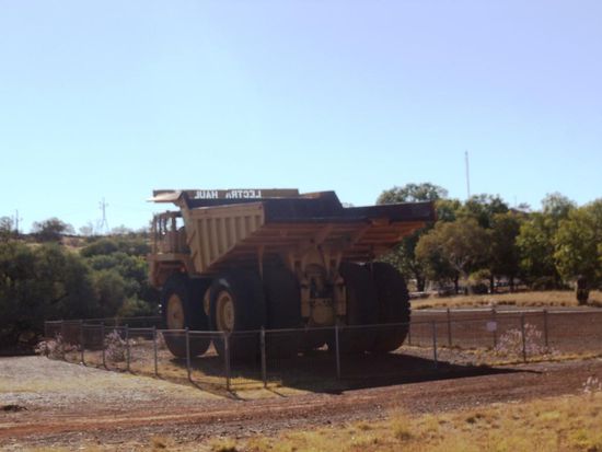 Ankunft in Tom Price mit ihrem Wahrzeichen; Muldenkipper für die Minenarbeiten