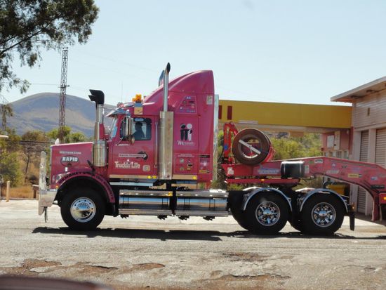 Klar, dass dieser Truck von einer Frau gesteuert wird. Auch sie wartete in Tom Price vergebens auf Diesel