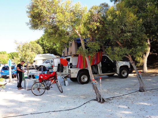 Wieder einmal auf einem Campingplatz. Sauberer (Muschel-)Boden, Zelte und Betten lüften und natürlich eine Dusche. Haben wir uns verdient und genossen.