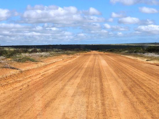 Zwanzig Kilometer auf dieser Dirt Road ins Landesinnere, zu.....