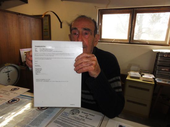 Und hier ist er live. Er zeigt uns stolz ein Mail von der Regierung von Canberra, als sie ihm zu seinem vierzigsten Bestehen seines Fürstentums gratulierten