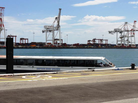 Captain Cook Cruises von Fremantle direkt ins Zentrum von Perth. Man benötigt eine halbe Stunde und 25 A$