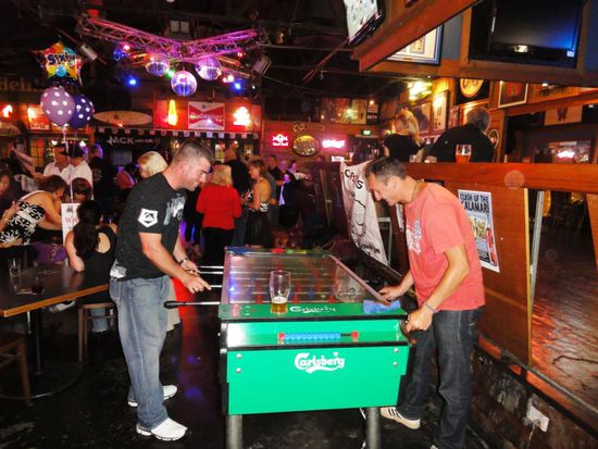 Später am Abend landeten wir in diesem Club - mit Carlsberg Töggelikaschte.. Und hier noch die Auflösung unseres letzten Wettbewerbes;
Simon hat es richtig erkannt. Der Torhüter hat gar keine Verteidiger, sondern wird gleich mit den beiden Stürmern konfrontiert. Simon ist glücklicher Gewinner eines Outback Nachtessens mit Fredy und mir am nächsten Weekend, dem 22./23. Oktober 2011 in Victoria. Herzliche Gratulation!!