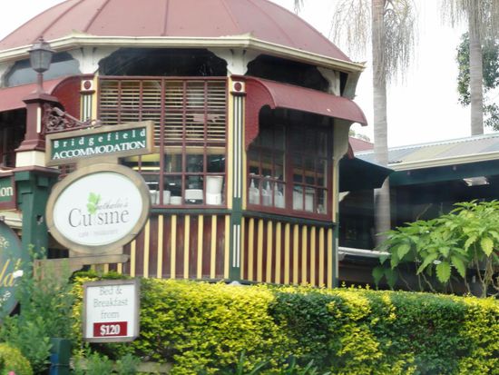 ..und natürliche viele Übernachtungsmöglichkeiten mit Weindegustationen. Nicht ganz billig und für uns leider zu teuer hier