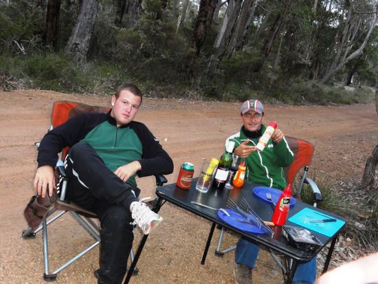 .. viiiiiiel Bushman gegen die vielen Moskitos hier.  Fredy wurde mittlerweile auch Carlsberg Komform ausgerüstet