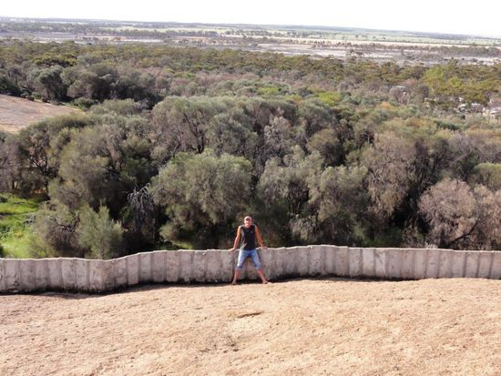 Auf der 100 Meter hohen Welle mit Blick auf die Wüste, wo wir nach Norseman durchfahren werden