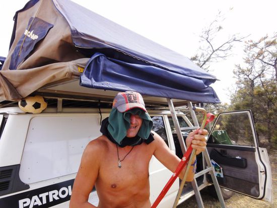 Am nächsten Morgen mit Fliegenschutz so schnell wie möglich alles zusammenräumen