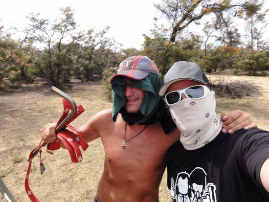 Okay, der Fredy hatte die bessere Ausrüstung. Er hat sich die ganze Nacht durch überlegt, wie er sich schützen soll, clever, he'??