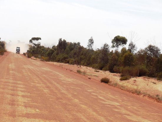 Achtung; kommt wieder einmal ein Road Train angebraust