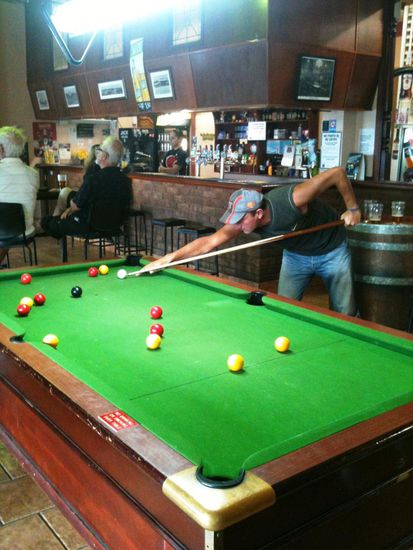 Im Norseman Hotel löschten wir unsere staubigen Kehlen, spielten Pool und schauten das Rugby Halbfinale All Blacks gegen Wallabys