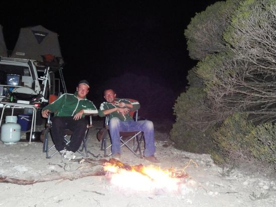 Auf einer kleinen Anhöhe mit Sicht auf die Great Australian Bight im Southern Ocean