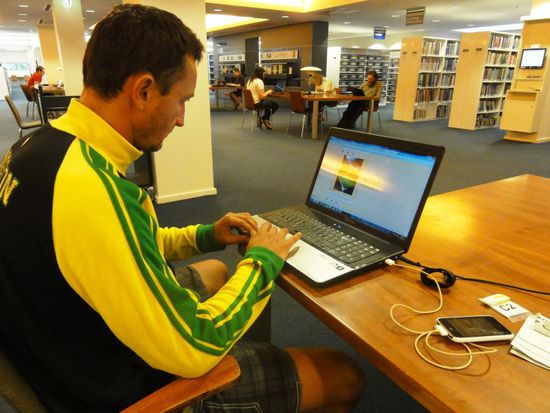 Hier stelle ich in der schönen und modernen Stadtbücherei in Adelaide den Reisebericht online. Draussen war es kühl und es regnete. Leider lief die Klimaanlage "Australian style" trotzdem auf Hochtouren.