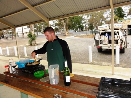 Bei der Whispering Wall hat es einen schönen Picknick Platz, wo wir unser China Food vom Vorabend von Adelaide nochmals wärmten..