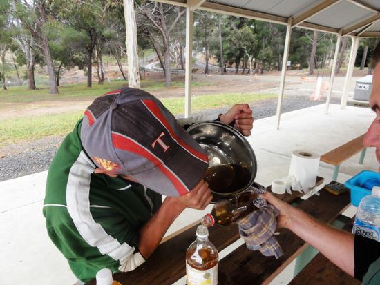 ..und Tee kochten. Dies ist unser selbst gebasteltes Abfüllsystem
